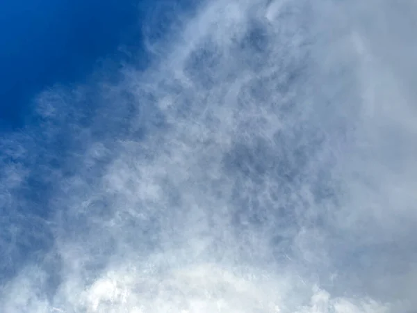 明るい空に雲 テキストのスペースがあります — ストック写真
