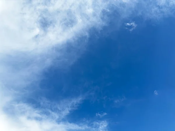 明るい空に雲 テキストのスペースがあります — ストック写真