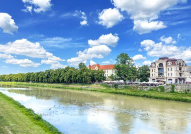 UZHOROD, UKRAINE - Haziran 04, 2023. Uzhgorod, Ukrayna 'nın nehir ve seti..