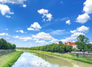 UZHOROD, UKRAINE - Haziran 04, 2023. Uzhgorod, Ukrayna 'nın nehir ve seti..