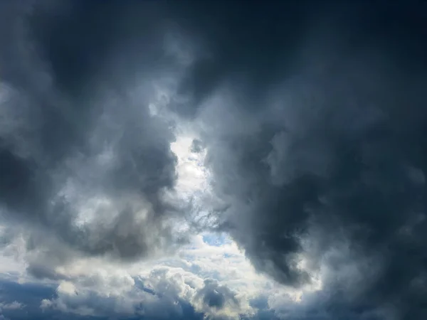 雷云覆盖着天空 非常漂亮的云 免版税图库照片