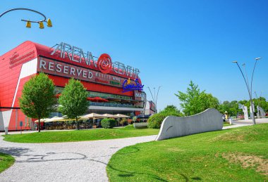 ZAGREB, CROATIA - 04 Temmuz 2021: Zagreb, Hırvatistan 'daki alışveriş merkezi Arena Merkezi