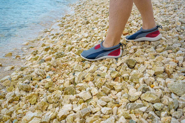Männerfüße Aquashoes Stehen Auf Kleinen Steinen — Stockfoto