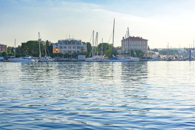 Zadar, Hırvatistan - 30 Temmuz 2021: Gemiler Hırvatistan 'ın Zadar kentinde demirli.