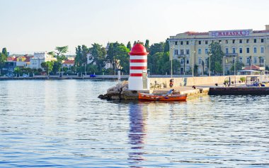 ZADAR, CROATIA - 30 Temmuz 2021: Hırvatistan 'ın Zadar kentindeki deniz iskelesi.