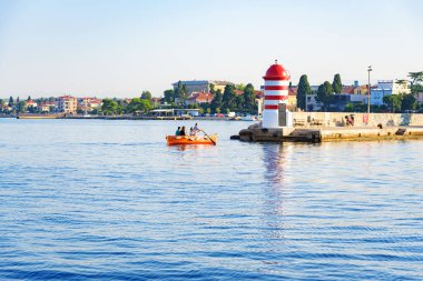 Zadar, Hırvatistan - 30 Temmuz 2021: Hırvatistan 'ın Zadar kentindeki Deniz feneri.