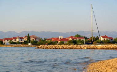ZADAR, CROATIA - 29 Temmuz 2021: Zadar Hırvatistan 'da gün batımında Zaton plajı.