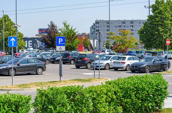 克罗地亚萨格勒布 2021年7月24日 克罗地亚萨格勒布市的停车场 图库照片