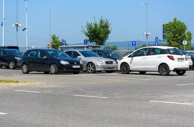 Zagreb, Hırvatistan - 24 Temmuz 2021: Hırvatistan 'ın Zagreb kentinde otopark.