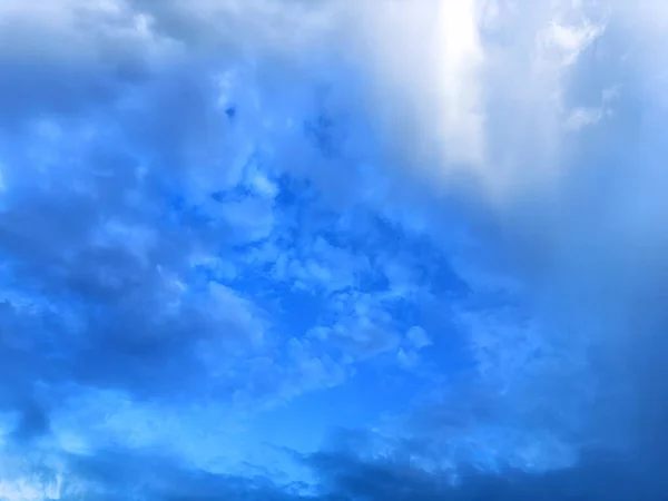 青空に緑豊かな雲 雨が降る — ストック写真