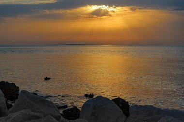 Denizde güzel bir gün batımı suya yansıyor..