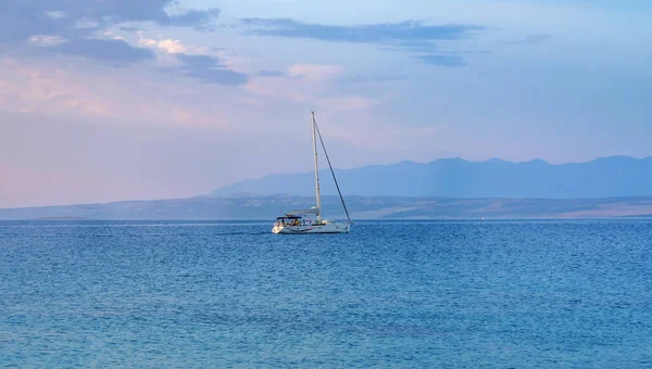 Vir Kroatien Juli 2021 Yacht Med Turister Till Havs — Stockfoto