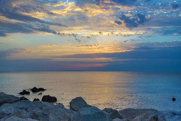 stock image Rocky shore and bright clouds at sunset. Beautiful evening landscape.