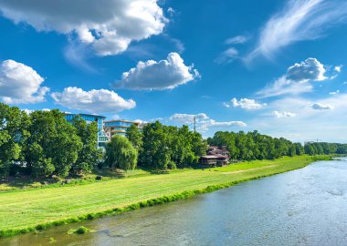 UZHOROD, UKRAINE - 3 Temmuz 2023. Uzhgorod şehrinin yaz mevsiminde seti.