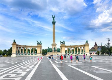 Budapeşte, Macaristan - 21 Temmuz 2023: Budapeşte, Macaristan 'daki Kahramanlar Meydanı.