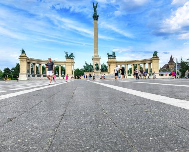 Budapeşte, Macaristan - 21 Temmuz 2023: Budapeşte, Macaristan 'daki Kahramanlar Meydanı' nda turistler.