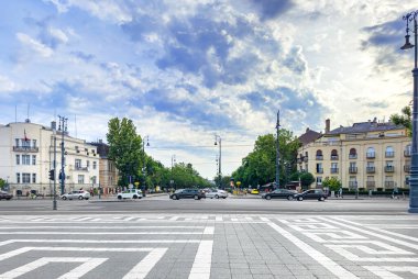 Budapeşte, Macaristan - 21 Temmuz 2023: Budapeşte, Macaristan 'daki Kahramanlar Meydanı' nda turistler.