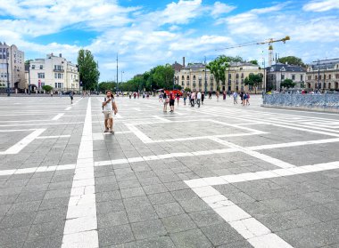 Budapeşte, Macaristan - 21 Temmuz 2023: Budapeşte, Macaristan 'daki Kahramanlar Meydanı' nda turistler.