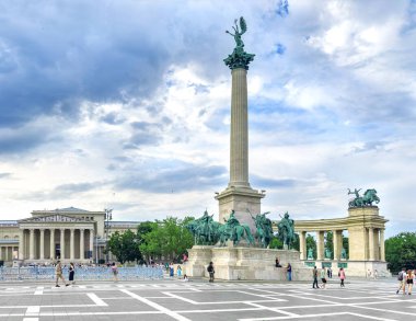 Budapeşte, Macaristan - 21 Temmuz 2023: Budapeşte, Macaristan 'daki Kahramanlar Meydanı.