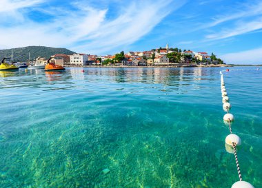 Şehirde kristal berraklığında su olan bir sahil. Dibe vurduğunu görebilirsin..