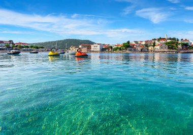 Hırvatistan 'ın Primosten kentinde küçük bir liman. Şehir görünümü.