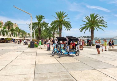 BÖLÜM, CROATIA - 24 Temmuz 2023: Yazın Merkez Caddesi.