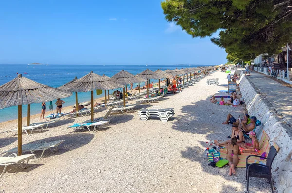 Primosten Croazia Luglio 2023 Persone Sulla Spiaggia Primosten Croazia Immagini Stock Royalty Free