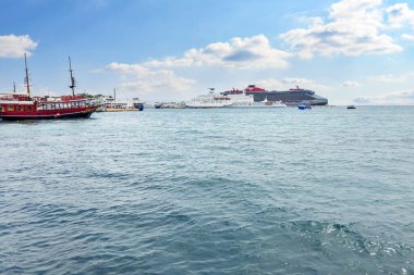 BÖLÜM, CROATIA - 24 Temmuz 2023: Feribot ve yolcu gemisi Hırvatistan 'ın Split kentinde.