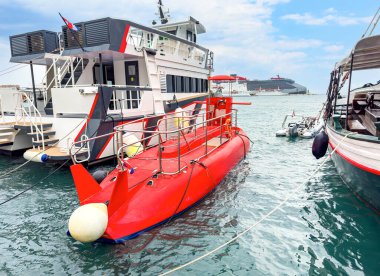 Limanda turistler ve yatlar için denizaltı.