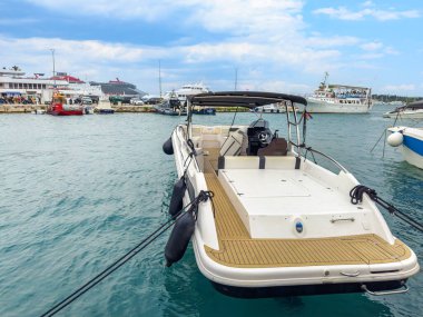 BÖLÜM, CROATIA - 24 Temmuz 2023: Bölünmüş kentin limanında tekne.