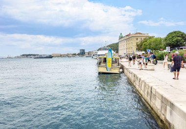 BÖLÜM, CROATIA - 24 Temmuz 2023: Hırvatistan 'ın Split kentinin seti üzerinde turistler.