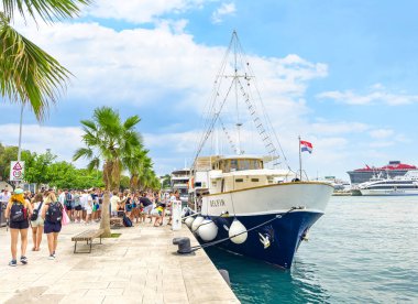 Ayrılma, CROATIA - 24 Temmuz 2023: Hırvatistan 'ın Split kentinde gemiler için turistler kuyruğa girdi.