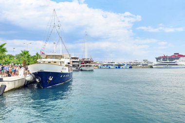 Ayrılma, CROATIA - 24 Temmuz 2023: Hırvatistan 'ın Split kentinde gemiler için turistler kuyruğa girdi.