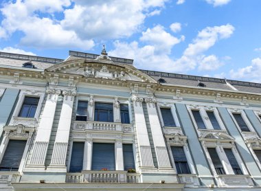 Güzel bir yaz gökyüzünün arka planında alçı pervazlı ev.