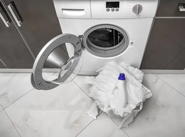 洗濯機で白い服を洗うための洗剤 — ストック写真