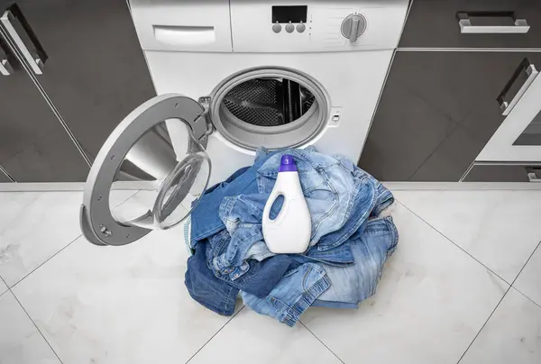 Deterjen Untuk Mencuci Dan Membersihkan Denim Mesin Cuci — Stok Foto