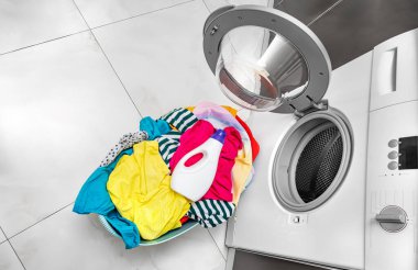 Çamaşırları çamaşır makinesinde yıkamak için deterjan..