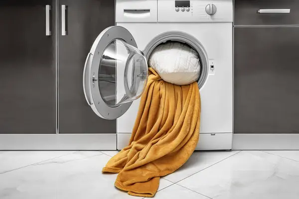 清洗洗衣机里的大毛毯和枕头 图库图片