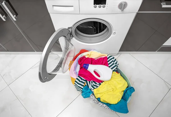 Deterjen Untuk Mencuci Pakaian Berwarna Mesin Cuci — Stok Foto