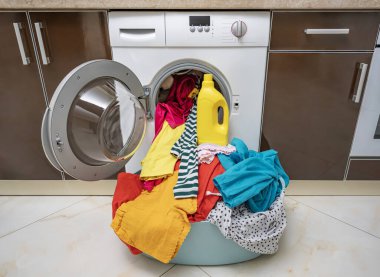 Çamaşırları çamaşır makinesinde yıkamak için deterjan..