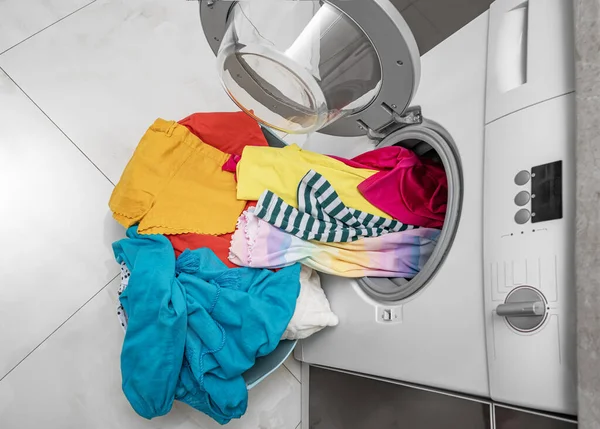 Laundry Warna Warni Untuk Mencuci Mesin Cuci Terletak Keranjang — Stok Foto