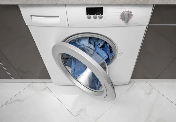 Çamaşır Makinesi Kıyafetlerle Dolup Taşıyor Yanlış Yıkama — Stok fotoğraf