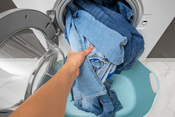 Tangan Mengambil Barang Denim Bersih Dari Mesin Cuci — Stok Foto