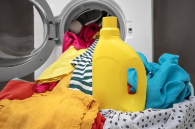 Çamaşırları çamaşır makinesinde yıkamak için deterjan..