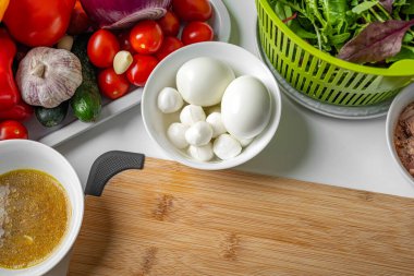 Yumurta ve mozzarella salata yapmak için. Taze sebze ve yapraklar..