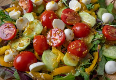 Sebze salatasında iştah açıcı sos. Uygun beslenme.