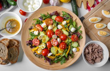 Sebze salatasında iştah açıcı sos. Uygun beslenme.