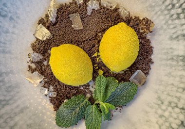 Bir tabakta nane ve jöleli limon şeklinde tatlı..