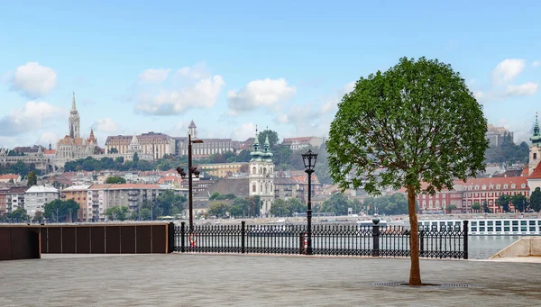 Macaristan, Budapeşte 'de küçük, rahat bir meydan.