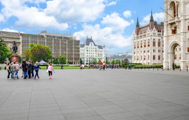 BUDAPEST, AÇIK - 17 Eylül 2016: Budapeşte, Macaristan sokaklarında turistler.